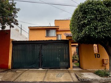 CASA EN VENTA EN CONSTITUYENTES DEL PARQUE, A MINUTOS DE COSTCO