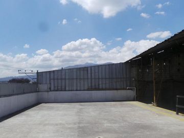 EDIFICIO DE 2P Y UN GALPÓN METÁLICO COMERCIAL, BARRIO SANTA BÁRBARA-CHILLOGALLO