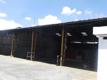 EDIFICIO DE 2P Y UN GALPÓN METÁLICO COMERCIAL, BARRIO SANTA BÁRBARA-CHILLOGALLO