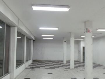 EDIFICIO DE 2P Y UN GALPÓN METÁLICO COMERCIAL, BARRIO SANTA BÁRBARA-CHILLOGALLO