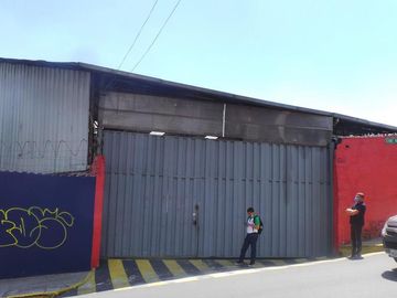 EDIFICIO DE 2P Y UN GALPÓN METÁLICO COMERCIAL, BARRIO SANTA BÁRBARA-CHILLOGALLO