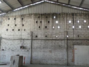 EDIFICIO DE 2P Y UN GALPÓN METÁLICO COMERCIAL, BARRIO SANTA BÁRBARA-CHILLOGALLO