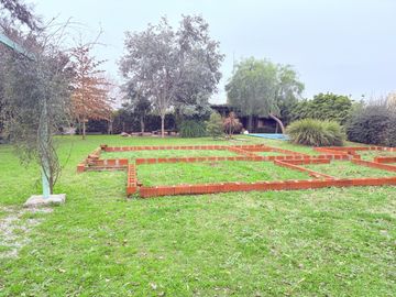 FUNES TOWN- LOTE  CON MEJORAS  Y PISCINA