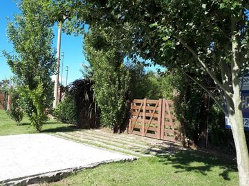 FUNES TOWN- LOTE  CON MEJORAS  Y PISCINA
