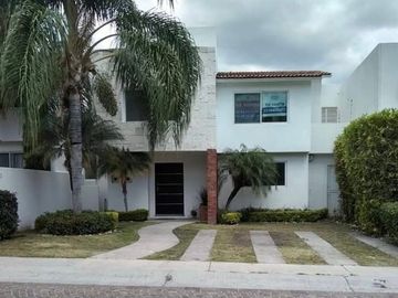 Hermosa casa en venta Juriquilla