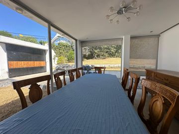 Casa en venta Nayon, 300 mtrs2 amplios jardines, moderna, family room, estudio