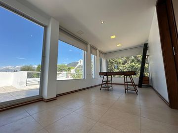 Casa en venta Nayon, 300 mtrs2 amplios jardines, moderna, family room, estudio