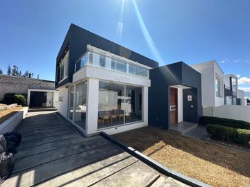 Casa en venta Nayon, 300 mtrs2 amplios jardines, moderna, family room, estudio