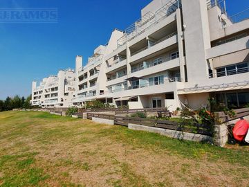 GRAN BALCON A LA LAGUNA. 2 COCHERAS.