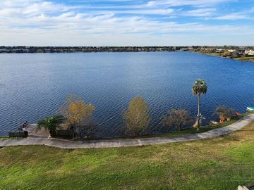 GRAN BALCON A LA LAGUNA. 2 COCHERAS.