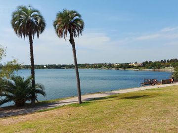 GRAN BALCON A LA LAGUNA. 2 COCHERAS.
