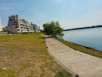 GRAN BALCON A LA LAGUNA. 2 COCHERAS.