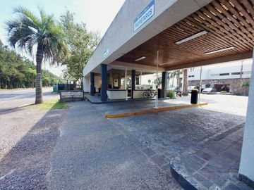 GRAN BALCON A LA LAGUNA. 2 COCHERAS.