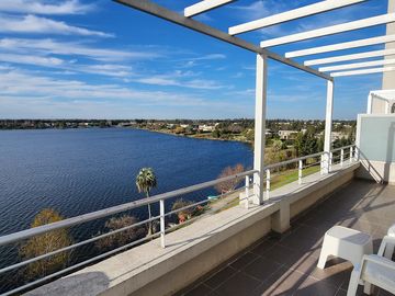 GRAN BALCON A LA LAGUNA. 2 COCHERAS.