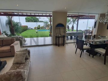 En Venta: Hermosa Casa en Las Brisas de Villa con Piscina y Jardín