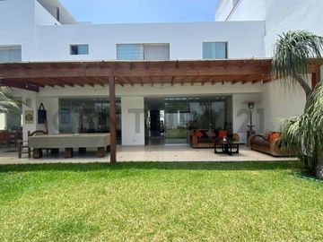 En Venta: Hermosa Casa en Las Brisas de Villa con Piscina y Jardín
