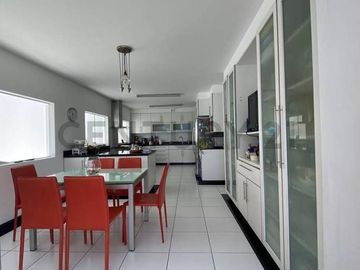 En Venta: Hermosa Casa en Las Brisas de Villa con Piscina y Jardín