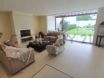 En Venta: Hermosa Casa en Las Brisas de Villa con Piscina y Jardín