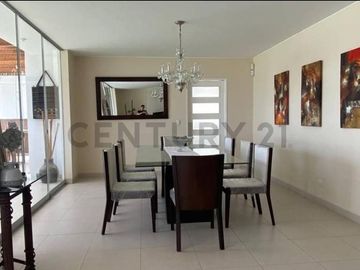 En Venta: Hermosa Casa en Las Brisas de Villa con Piscina y Jardín