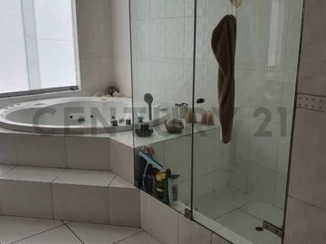 En Venta: Hermosa Casa en Las Brisas de Villa con Piscina y Jardín