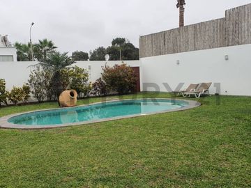 En Venta: Hermosa Casa en Las Brisas de Villa con Piscina y Jardín