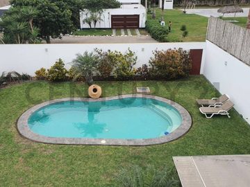 En Venta: Hermosa Casa en Las Brisas de Villa con Piscina y Jardín