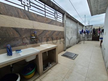 Casa en Ceibos con 3 unidades independientes, ideal para familia o inversión_JZa