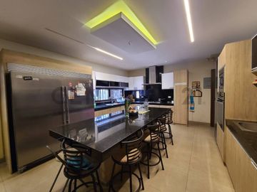 Casa en Ceibos con 3 unidades independientes, ideal para familia o inversión_JZa