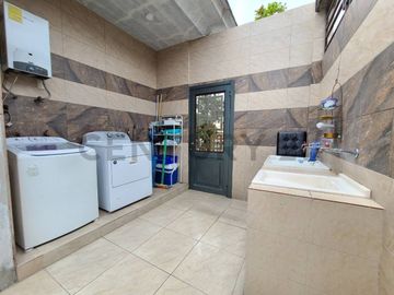 Casa en Ceibos con 3 unidades independientes, ideal para familia o inversión_JZa