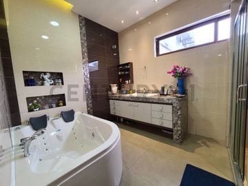 Casa en Ceibos con 3 unidades independientes, ideal para familia o inversión_JZa