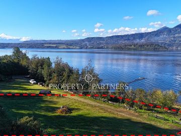 Espectacular terreno orilla de lago Panguipulli con vista al volcan Villarrica y Choshuenco
