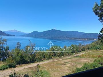 Espectacular terreno orilla de lago Panguipulli con vista al volcan Villarrica y Choshuenco
