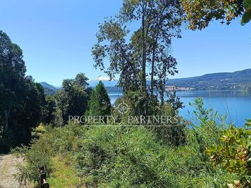 Espectacular terreno orilla de lago Panguipulli con vista al volcan Villarrica y Choshuenco