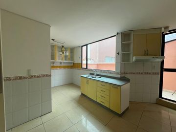 Venta. Departamento de tres habitaciones con terraza propia. La Primavera, Cumbayá