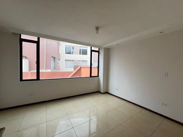 Venta. Departamento de tres habitaciones con terraza propia. La Primavera, Cumbayá