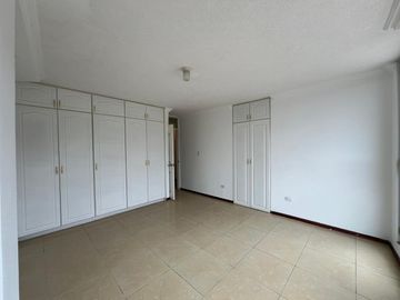Venta. Departamento de tres habitaciones con terraza propia. La Primavera, Cumbayá
