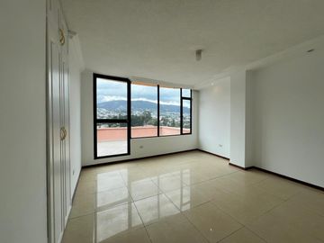 Venta. Departamento de tres habitaciones con terraza propia. La Primavera, Cumbayá