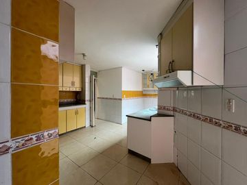 Venta. Departamento de tres habitaciones con terraza propia. La Primavera, Cumbayá
