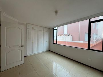Venta. Departamento de tres habitaciones con terraza propia. La Primavera, Cumbayá