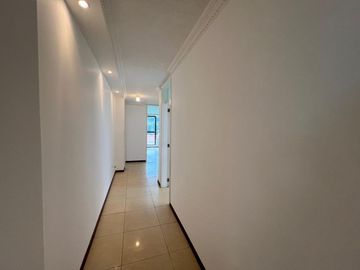 Venta. Departamento de tres habitaciones con terraza propia. La Primavera, Cumbayá