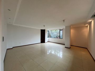 Venta. Departamento de tres habitaciones con terraza propia. La Primavera, Cumbayá