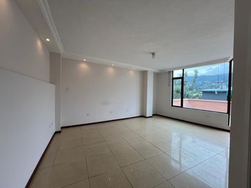 Venta. Departamento de tres habitaciones con terraza propia. La Primavera, Cumbayá