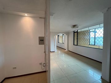 Venta. Departamento de tres habitaciones con terraza propia. La Primavera, Cumbayá