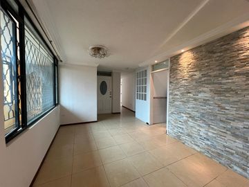 Venta. Departamento de tres habitaciones con terraza propia. La Primavera, Cumbayá