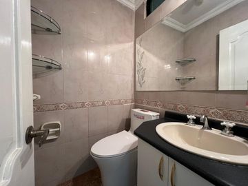 Venta. Departamento de tres habitaciones con terraza propia. La Primavera, Cumbayá