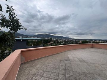 Venta. Departamento de tres habitaciones con terraza propia. La Primavera, Cumbayá