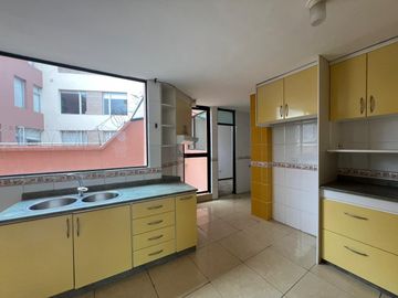 Venta. Departamento de tres habitaciones con terraza propia. La Primavera, Cumbayá