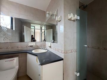 Venta. Departamento de tres habitaciones con terraza propia. La Primavera, Cumbayá