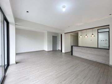 VENTA DE FLAT (3 DORMITORIOS)- AMPLIO BALCÓN CON VISTA A PARQUE- EN SANTIAGO DE SURCO