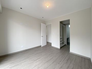 VENTA DE FLAT (3 DORMITORIOS)- AMPLIO BALCÓN CON VISTA A PARQUE- EN SANTIAGO DE SURCO